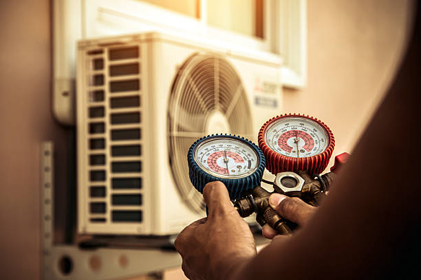 Professional Hvac technician working in Bolingbrook, IL